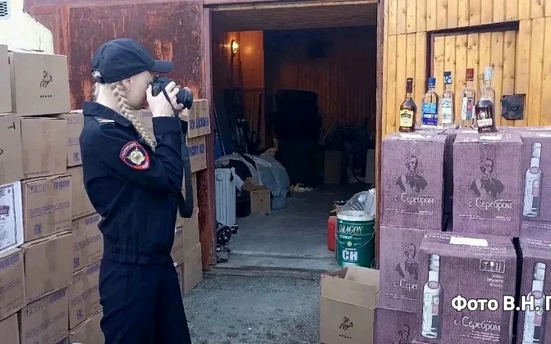 Контрафактный алкоголь и сигареты на 2 млн рублей изъяли в гаражах Первоуральска