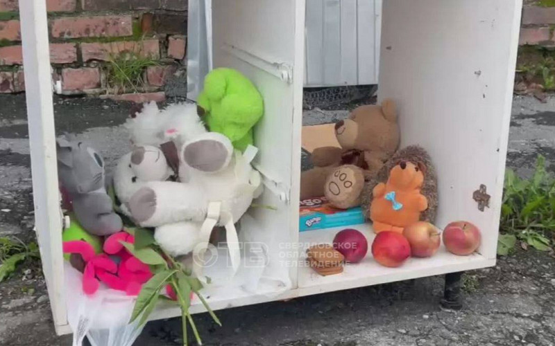 2-летняя девочка в Среднеуральске выпала из окна пятого этажа, пока мать ходила за водой