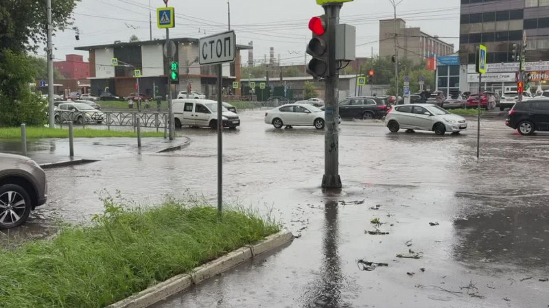 Сильные ливни парализовали движение в центре Екатеринбурга