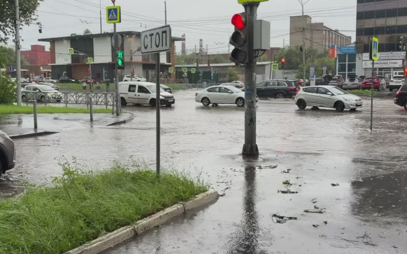 Сильные ливни парализовали движение в центре Екатеринбурга