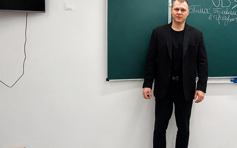 Бывший участковый объяснил, чему учит детей на уроках ОБЖ