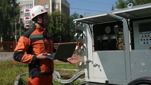 В Первоуральске проверяют теплосети мобильной опрессовочной установкой