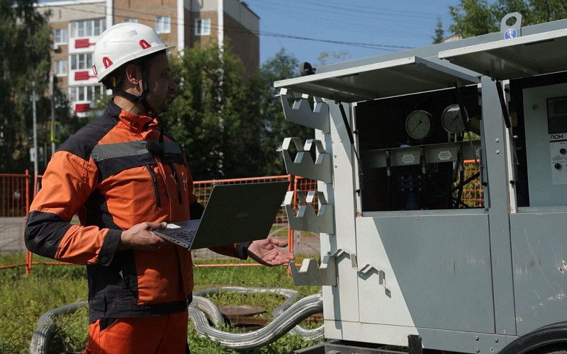В Первоуральске проверяют теплосети мобильной опрессовочной установкой