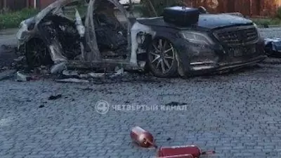 При взрыве Mercedes в Большом Истоке погиб человек