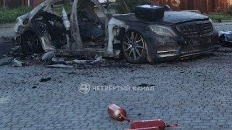 При взрыве Mercedes в Большом Истоке погиб человек