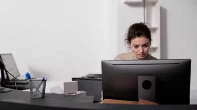 Где сидеть в офисе, чтобы не испортить кожу? Отвечает врач