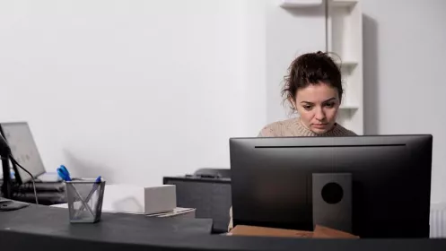 Где сидеть в офисе, чтобы не испортить кожу? Отвечает врач