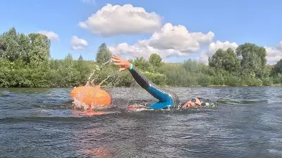 Пловец-колясочник впервые в России проплыл 10 километров по открытой воде