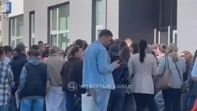 Со спальниками и термосами ночевали родители в Академическом в очереди в художественную школу
