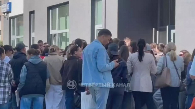 Со спальниками и термосами ночевали родители в Академическом в очереди в художественную школу