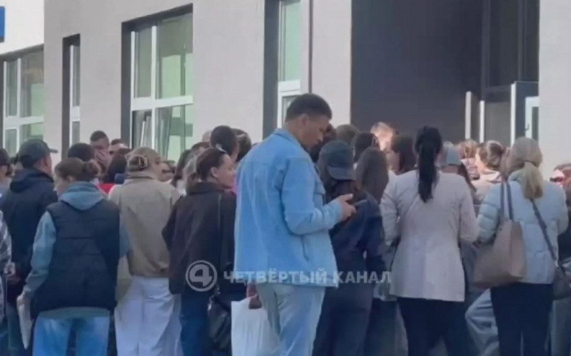 Со спальниками и термосами ночевали родители в Академическом в очереди в художественную школу