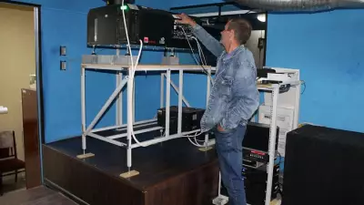 Три новых кинозала откроют в посёлках Свердловской области
