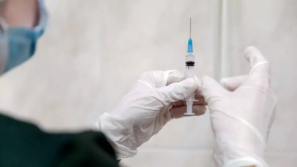 Первая российская онковакцина показала эффективность у пациента с меланомой