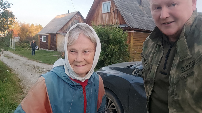 Махала с земли белым платком: потерявшуюся бабушку вывезли из леса под Режом на вертолёте