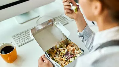 За столом как на работе: о чём говорят пищевые привычки коллег