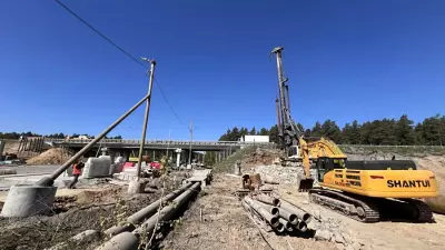 Движение по участку ЕКАД перевели на новую сторону путепровода у улицы Высоцкого