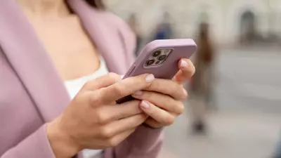 Смартфон грязнее клавиатуры: врач объяснила, какие бактерии живут на гаджетах