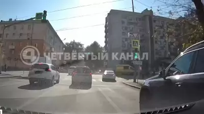 На перекрёстке в Екатеринбурге перевернулся реанимобиль — видео