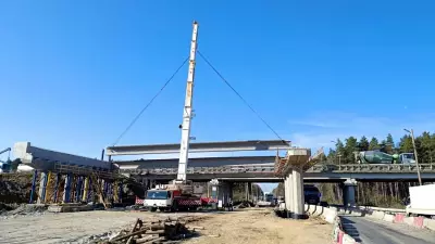 На 13-м километре ЕКАД монтируют балки нового путепровода