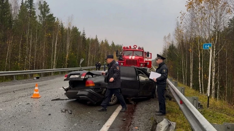 Под Режем легковушка вылетела на встречку и врезалась в автобус