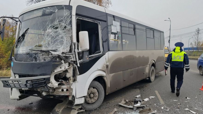 8 человек пострадали при столкновении автобуса с фурой под Берёзовским