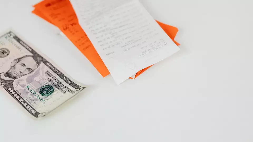 Ученые обнаружили токсичный химикат BPS на бумажных чеках