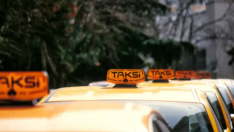 Российские таксопарки пополнятся отечественными авто