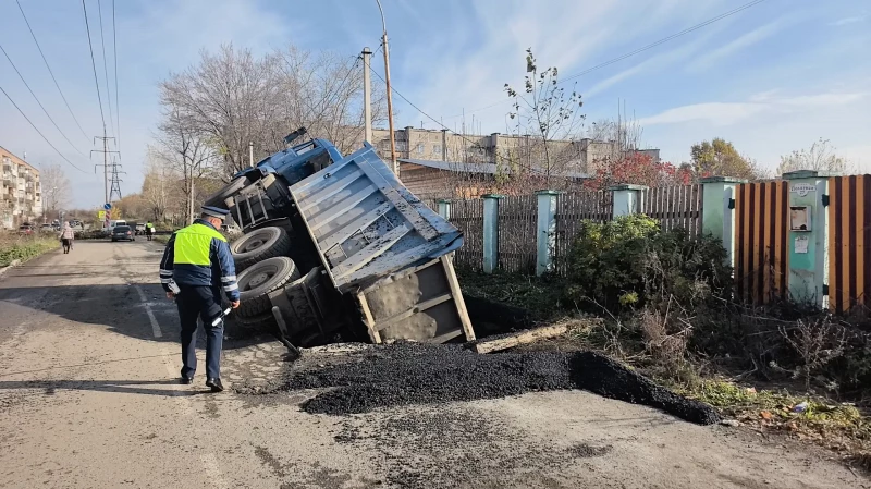 Дорога провалилась под грузовиком в Нижнем Тагиле