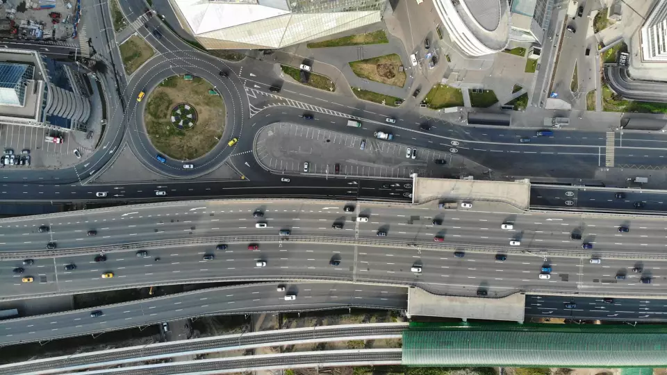 Под Екатеринбургом две девушки на мопеде столкнулись с Chevrolet
