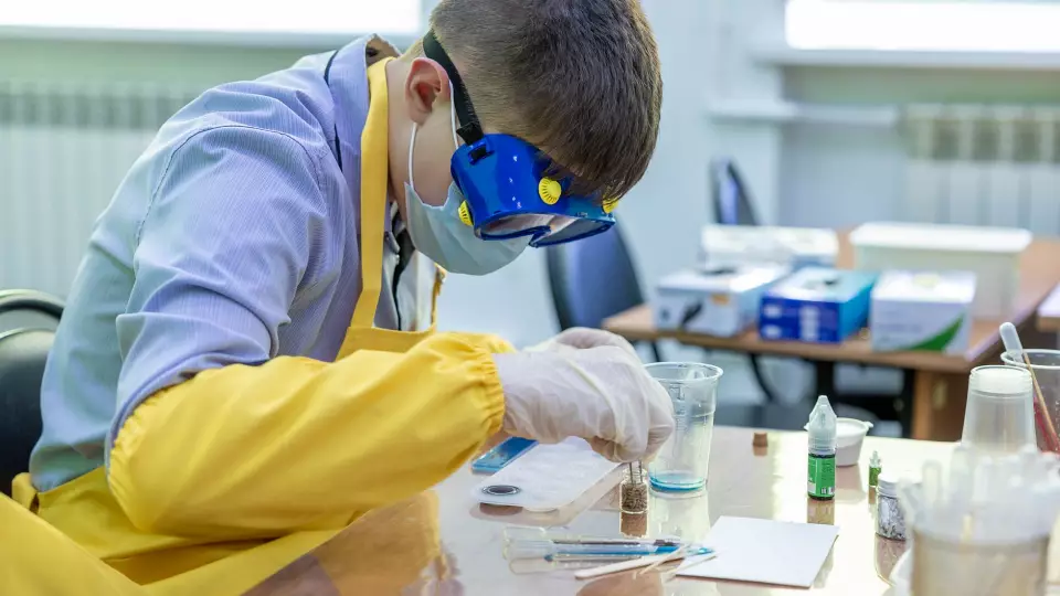Школьники Свердловской области чаще выбирают ЕГЭ по естественным наукам