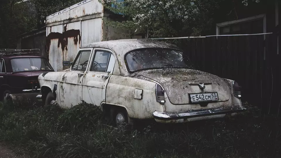 В Надыме брошенное авто стало опасной детской площадкой