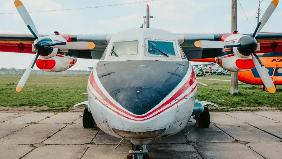 Самолёт Ан-24 выкатился на полосу безопасности в тюменском аэропорту
