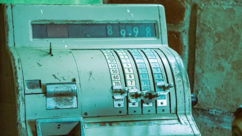 Продавщицу в Екатеринбурге мошенники заставили похитить 260 тысяч из кассы магазина