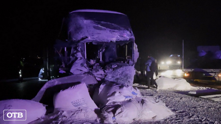 Пятеро пострадавших: на Урале автобус с вахтовиками врезался в грузовик