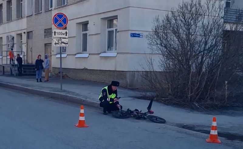 Сбили мальчика на велосипеде. Сбили велосипедиста Екатеринбург на Луначарского. Авария в Каменске-Уральском вчера с 8 мальчиком.