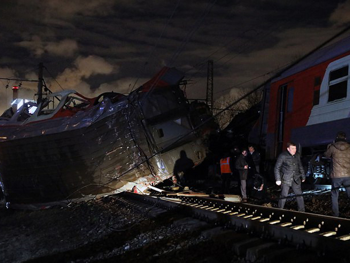 На западе Москвы столкнулись поезд и электричка: пострадали люди