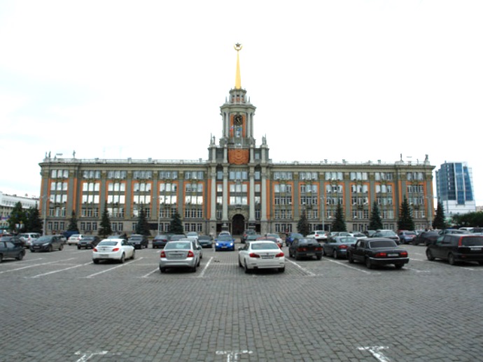 Парковку в центре Екатеринбурга 14 ноября закроют под ледовый городок