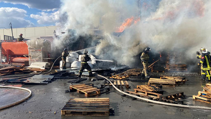 Крупный пожар на юге Екатеринбурга охватил 500 «квадратов»