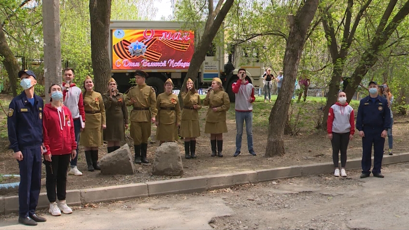 Уральских ветеранов поздравляют с Днем Победы концертами во дворах