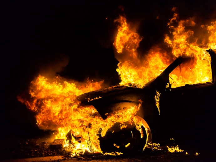 В Екатеринбурге на Уктусе ночью сгорели три автомобиля