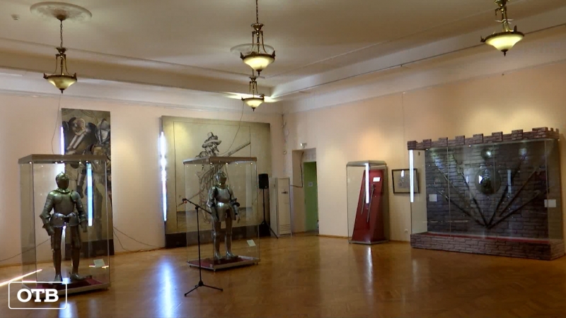 Королевские игры: в Свердловском краеведческом музее открылась выставка рыцарского оружия