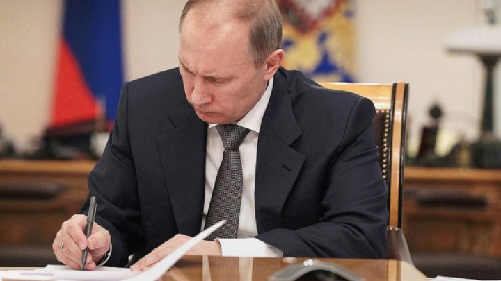 Владимир Путин подписал закон о запрете на покупку оружия до 21 года
