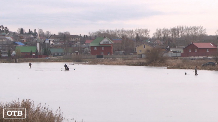 Спасатели отправились в рейд против рыбаков на тонком льду