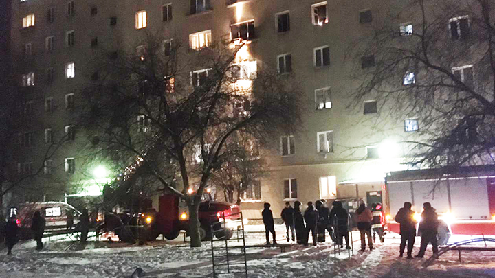 В Екатеринбурге эвакуировали подъезд из-за ночного пожара на Миномётчиков