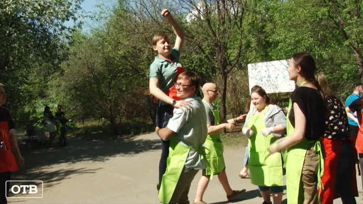 Жители Екатеринбурга навели чистоту в Харитоновском парке