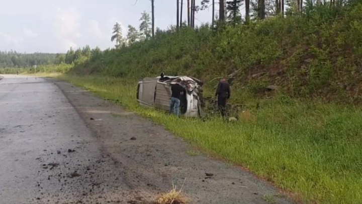 На трассе в Свердловской области иномарка опрокинулась в кювет, водитель погиб