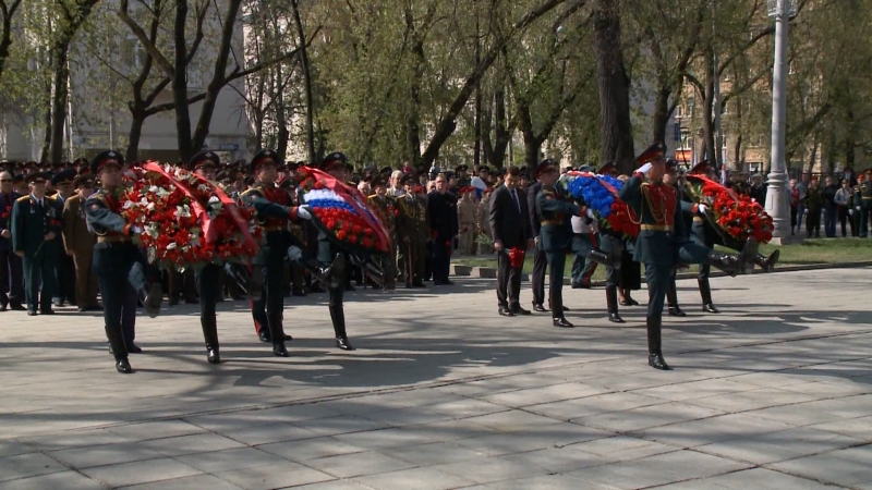 День Победы – 2021: в Екатеринбурге возложили цветы к памятнику Жукову