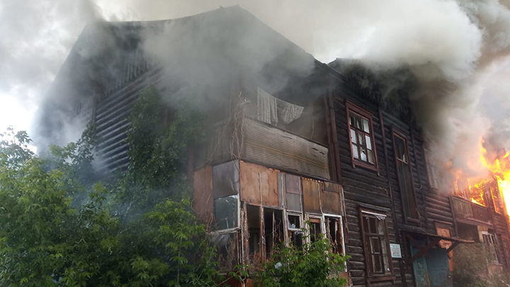 В Екатеринбурге сгорела аварийная двухэтажка на Елизавете