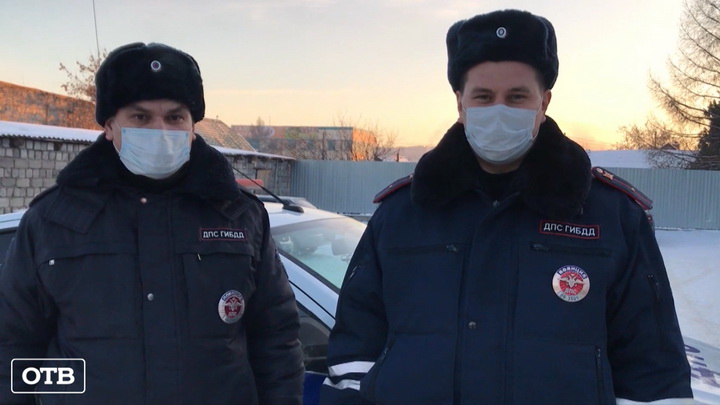 Уральские автоинспекторы вывели мужчину из горящего дома