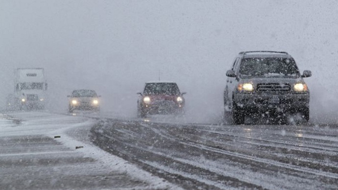 ГИБДД Екатеринбурга выступила с предупреждением к водителям в связи с сильным снегопадом